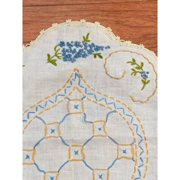 Vintage Embroidered Linen Doily with Floral Design & Crochet Edging 10x16 - Picture 4 of 10